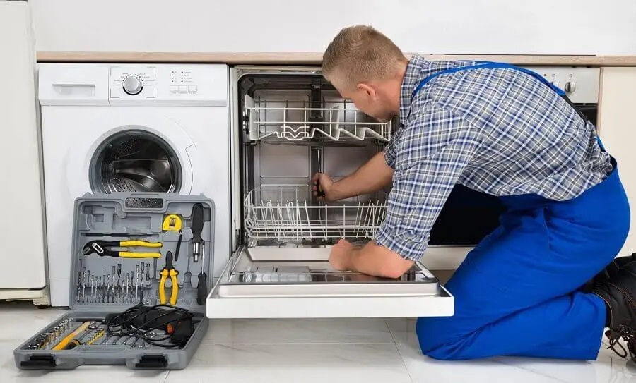Gebze Gaggenau servisi teknisyen ekibi beyaz eşya tamiri yaparken